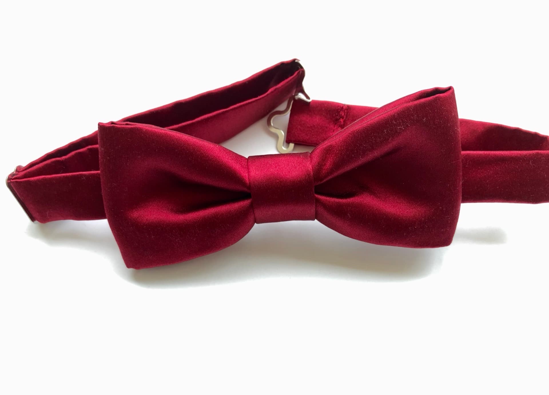 Handgefertigte Satin-Fliege in Bordeaux