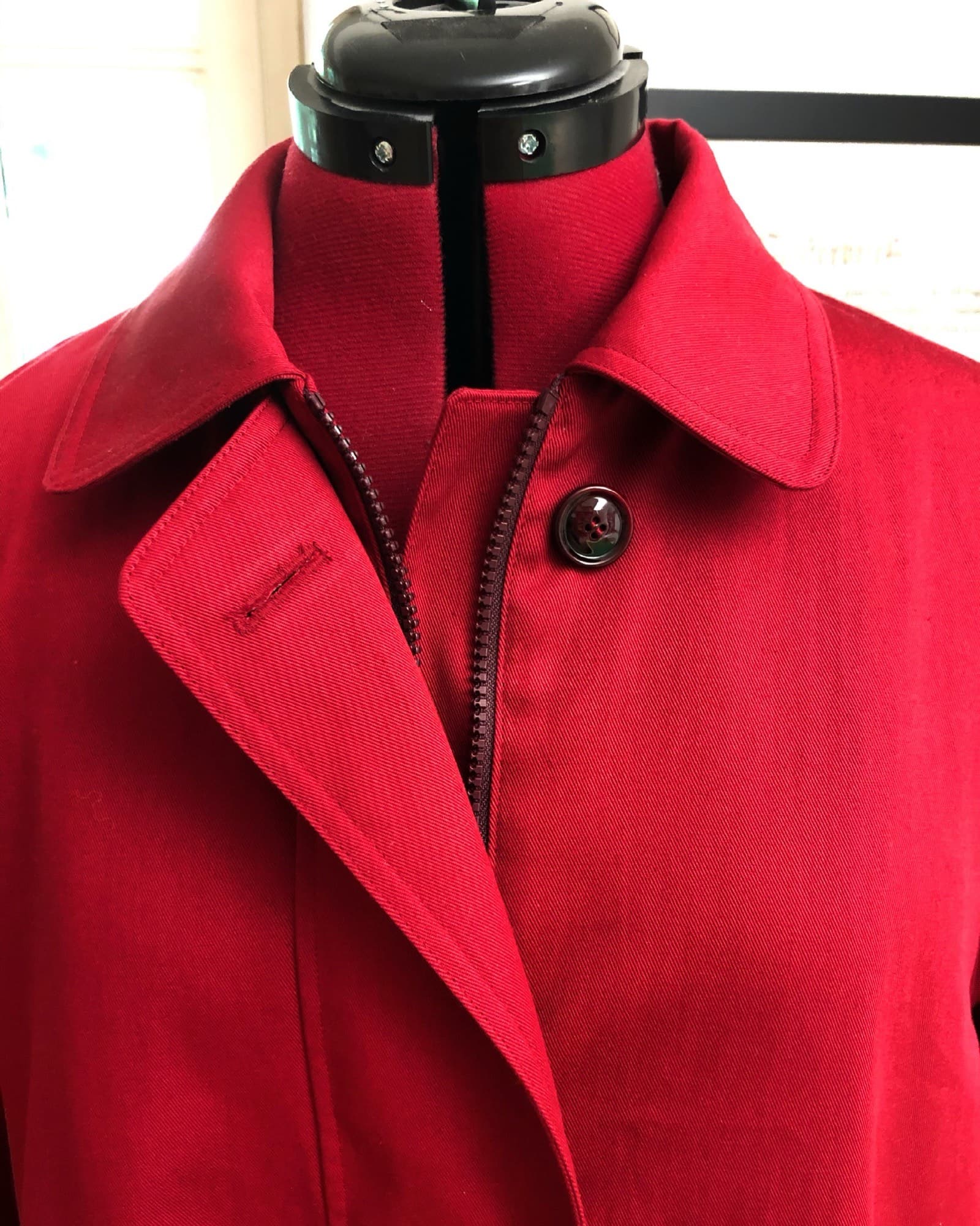 Roter Mantel — Detailaufnahme mit Kragen und Reißverschluss